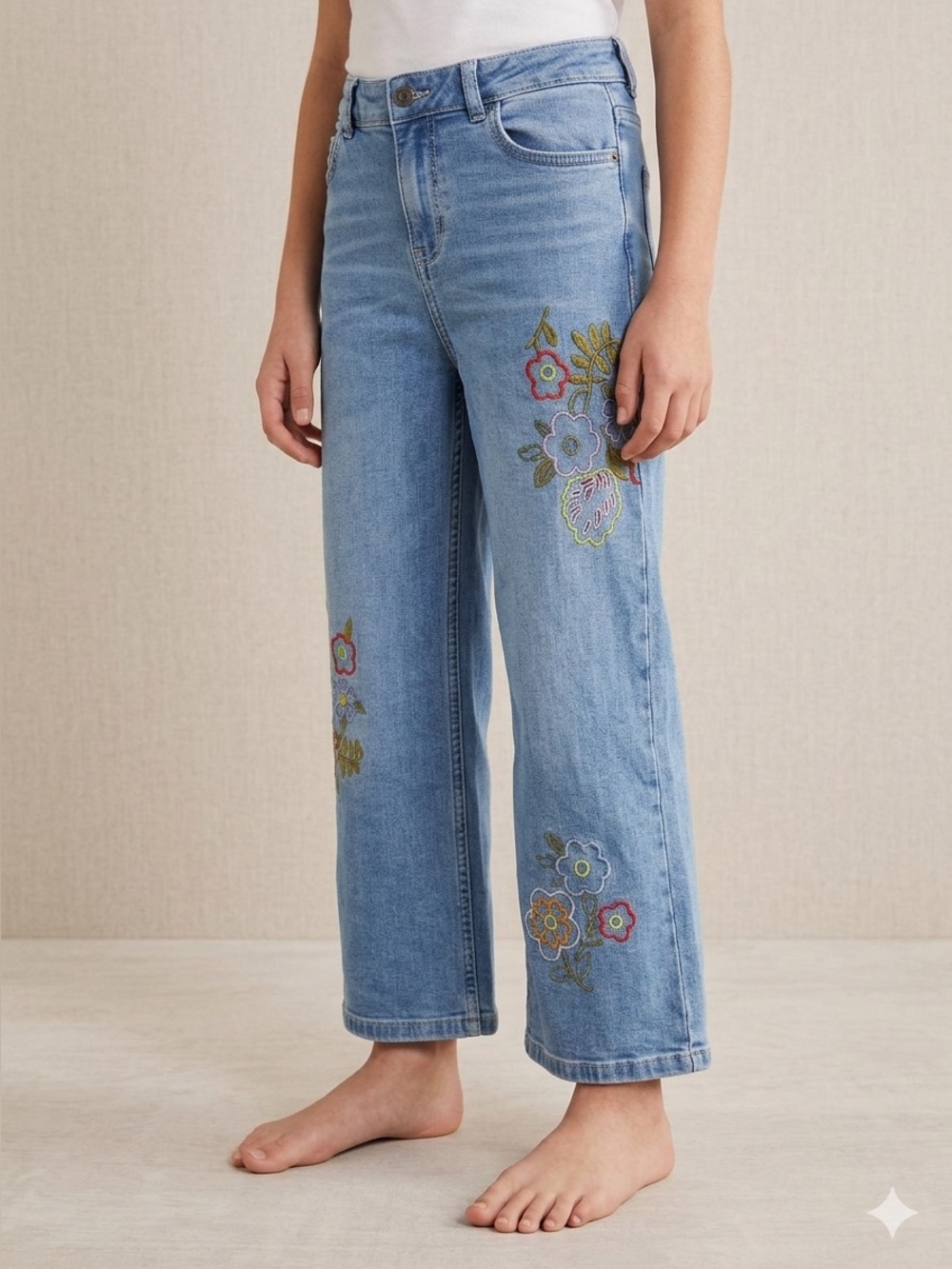 Mini Boden Wide Leg Embroidered Jeans
Size 13Y colorful floral embroidery boho